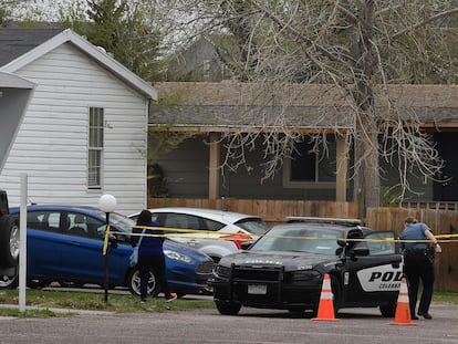 Una agente de policía, en el parque de viviendas móviles donde se produjo el tiroteo, en Colorado Springs (Colorado).