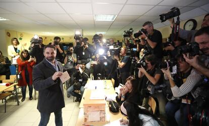 El líder de Vox, Santiag Abascal, momentos antes de votar en un colegio electoral en el centro de Madrid, este domingo.