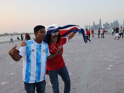 Un hincha de Argentina y otro de Costa Rica en Doha.