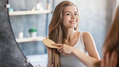 Cuida tu cabello mientras lo peinas. GETTY IMAGES.