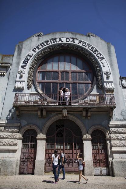 Sara de Paretere and her mother Maria Alvares in front of the Abel Pereira da Fonseca wine warehouse, which has been converted into offices.