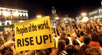 Los manifestantes han abarrotado esta noche la Puerta del Sol de Madrid, donde se fraguó el Movimiento 15-M.