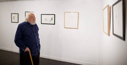 Júlio Pomar contempla su exposición de ilustraciones para El Quijote, en el Instituto Cervantes de Lisboa.