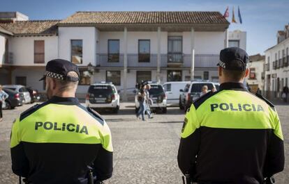 Agentes de la Policia, junto al Ayuntamiento de Valdemoro.