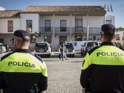 Agentes de la Policia, junto al Ayuntamiento de Valdemoro.