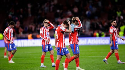 Los jugadores del Atlético de Madrid al término del encuentro de semifinales de la Copa del Rey en el que el Barcelona se impuso (0-1) y supuso la eliminación de los rojiblanclos.