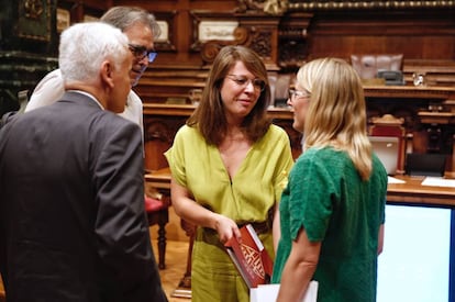 Janet Sanz y Elsa Artadi en el pleno del Ayuntamiento.