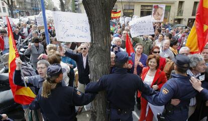 Miembros de Regeneración ya han protestado en las puertas de la sede del PSOE contra el Gobierno.