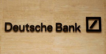 Logotipo del Deutsche Bank en una oficina en Londres. 