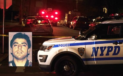 Un coche de policía en la zona acordonada este miércoles en Nueva York tras el asesinato del líder mafioso Frank Cali. En la imagen pequeña, el capo fotografiado en 2008 tras ser detenido por la policía.