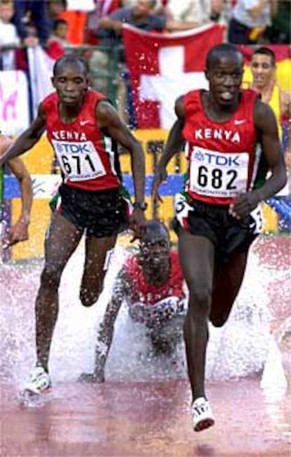 El keniano Kosgei se escapa mientras su compatriota  Kator cae en la ría.