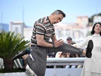 Italian actor Filippo Timi (L) poses with Italian actress Elena Lietti during a photocall for the film "The Eight Mountains (Le Otto Montagne)" at the 75th edition of the Cannes Film Festival in Cannes, southern France, on May 19, 2022. (Photo by LOIC VENANCE / AFP)