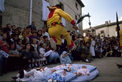 Baby-jumping in Castrillo de Murcia (Burgos). 