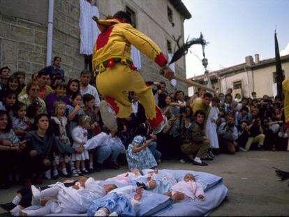 Baby-jumping in Castrillo de Murcia (Burgos). 