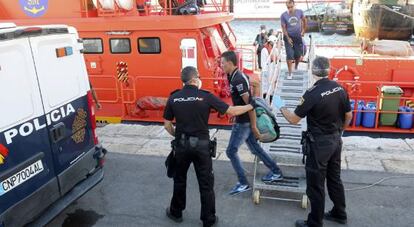 Desembarco de 14 inmigrantes rescatados cerca de la costa de Almería.