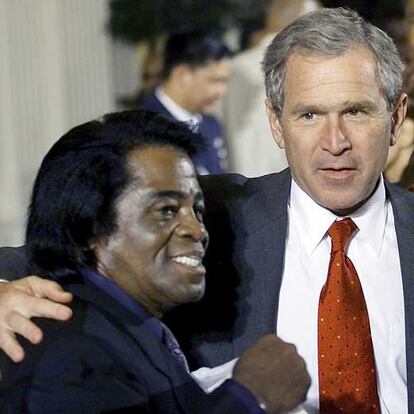 Brown no era un radical. Creía en la integración y en el capitalismo. Si le llamaban de la Casa Blanca, allí acudía, aunque el inquilino fuera Richard Nixon. En la imagen, Brown dialoga con el presidente de EE UU, George W. Bush, en una recepción en Washington con motivo de las  celebraciones del Mes de la Música Negra, en junio de 2001.