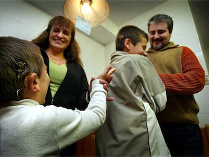 Los padres de Héctor y Eloy, niños sordomudos con implantes en la cabeza, han luchado para escolarizarles en castellano en Cataluña