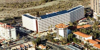 Placas fotovoltaicas en el tejado de un hotel en Gran Canaria.