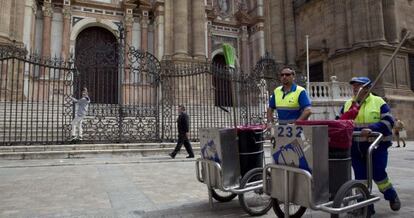 Trabajadores de Limasa, frente a la Catedral de M&aacute;laga.