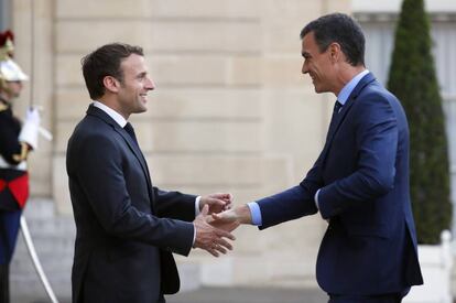 El presidente francés, Emmanuel Macron, recibe a su homónimo español, Pedro Sánchez, en el palacio del Elíseo.