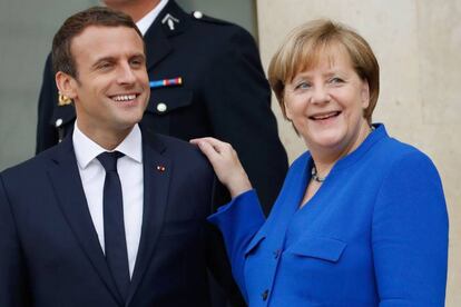 El presidente francés, Emmanuel Macron, y la canciller alemana, Angela Merkel, este jueves, en París. / AFP PHOTO / Patrick KOVARIK