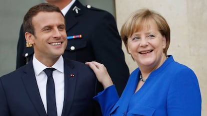 El presidente francés, Emmanuel Macron, y la canciller alemana, Angela Merkel, este jueves, en París. / AFP PHOTO / Patrick KOVARIK