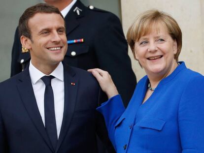 El presidente francés, Emmanuel Macron, y la canciller alemana, Angela Merkel, este jueves, en París. / AFP PHOTO / Patrick KOVARIK