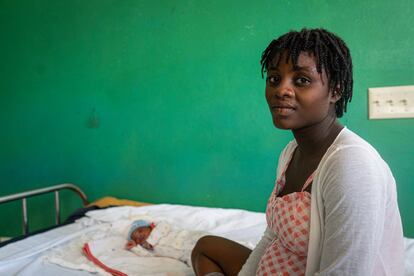 Laurie, con solo 19 años, es el hilo de esperanza al que se agarran en la sala de maternidad del Hospital Inmaculada Concepción en Los Cayos. Durante el seísmo, un muro de su casa se le vino encima y golpeó su vientre a tan solo unos días de dar a luz. "Estaba aterrorizada, pensaba que había perdido a mi bebé porque tenía unos dolores terribles en el abdomen. Dos días después del terremoto fui a pedir ayuda a la matrona de nuestro barrio. Tenía náuseas y un malestar insoportable. Gracias a Dios ella me calmó con remedios naturales. A los pocos días empecé con las contracciones, me fui a la carretera para pedir a alguien que me llevara al hospital lo antes posible. Un vecino me subió a la parte trasera de su camioneta y llegué hoy a las siete de la mañana al hospital. A las ocho ya había dado a luz. Es un milagro". Laurie no ha tenido tiempo de decidir el nombre de su bebé. Cuenta que lo hará de vuelta en su casa. Una casa que ya no existe.