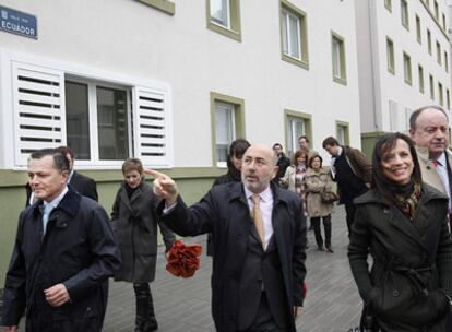 Agustín Hernández, Javier Losada, Beatriz Corredor y Antón Louro, en el barrio coruñés de Labañou.