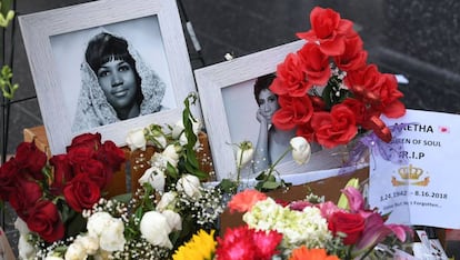 Una ofrenda colocada sobre la estrella de Aretha Franklin en el Paseo de la Fama de Hollywood.