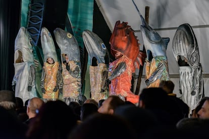 El sábado 29 de febrero tendrá lugar el Juicio en el Fondo del Mar, quizás la celebración más distintiva del <a href="http://www.turismosantona.es/" target="">carnaval de Santoña (Cantabria)</a>: pone en escena una letra ideada en 1934 por la murga <i>Los Parrandistas</i>, con el argumento, bastante loco, de un besugo enamorado que rapta a una sirena y es sometido por ello a juicio sumarísimo, presidido por Neptuno. Se repite todos los años desde 1981, y en 1985 fue declarado Fiesta de Interés Turístico Nacional. El sábado siguiente, 7 de marzo, vendrá el fin de fiestas con el Día del Trasmerano, en el que todo el mundo se disfraza de aldeano y confecciona sus propios carritos, con cocina y nevera.