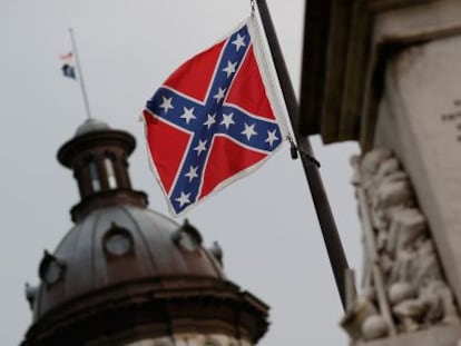 La bandera confederada, a l'assemblea de Carolina del Sud.