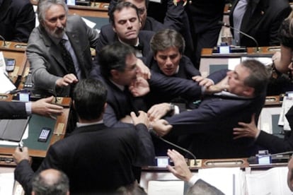 Diputados italianos se pelean en el Parlamento.