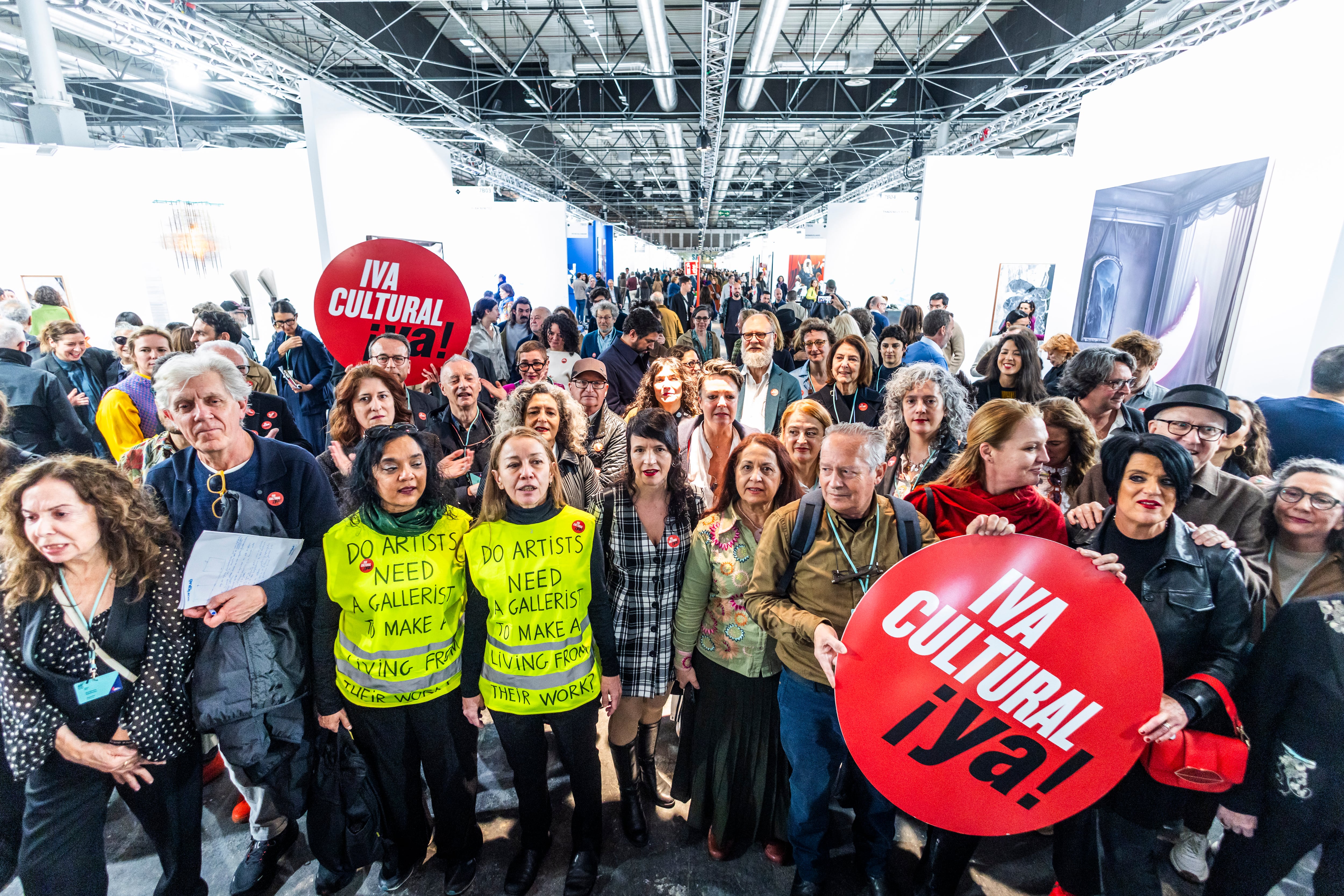 Un grupo de Artistas protestan por el IVA Cultural en la inauguración de Arco, este miércoles.