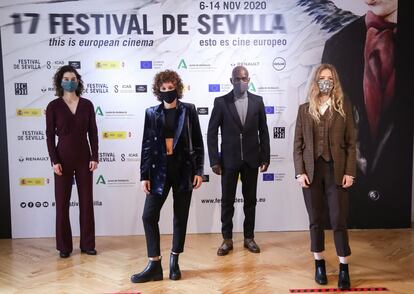 Desde la izquierda, la actriz Isabel Stoffel, la directora María Pérez Sanz y los actores Alito Rodgers jr. y Christina Rosenvinge, en la sesión de fotos en la Academia de Cine de 'Karen'.