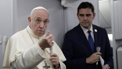 El papa Francisco, durante una rueda de prensa en el avión de regreso a Roma. 