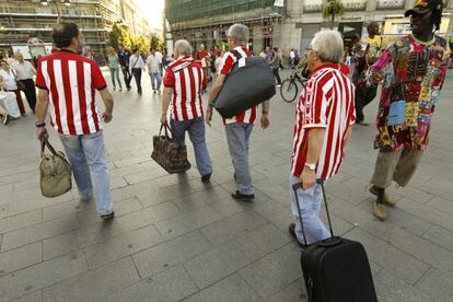 Aficionados del Athletic de Bilbao por las calles del centro de Madrid.