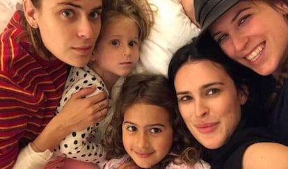 La cinco hijas de Bruce Willis de izquierda a derecha: Scout, Mabel, Evelyn, Rumer y Tallulah. 