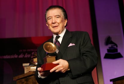 Roberto Cantoral recibe el Premio del Consejo Directivo de La Academia Latina de la Grabación el 4 de noviembre de 2009 en Las Vegas.