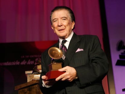 Roberto Cantoral recibe el Premio del Consejo Directivo de La Academia Latina de la Grabación el 4 de noviembre de 2009 en Las Vegas.