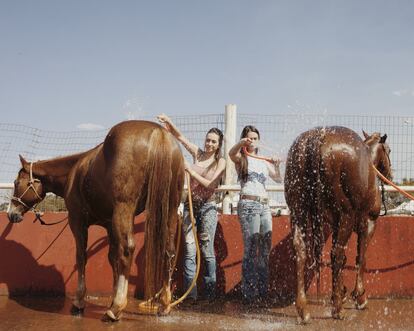 Las amigas Ana Carolina y Ana Beatriz da Silva lavan sus caballos después de participar en la competición Team Penning de Barretos.