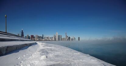 El vapor causado por las bajas temperaturas se eleva del lago Michigan, con los rascacielos de Chicago al fondo.