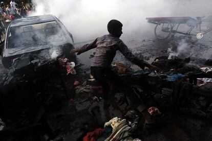 Un niño trata de controlar un incendio después de que varios vehículos fuesen incendiados y destrozados por los activistas del partido Jamaat-e-Islami de Bangladesh durante los enfrentamientos con la policía en Dhaka. Al menos cuatro personas murieron en Bangladesh el viernes, cuando los partidarios del líder islamista Abdul Quader Mullah, una cifra superior en Jamaat-e-Islami, descargaron su furia en su ejecución por los crímenes de guerra cometidos durante la guerra 1971 de la independencia de Pakistán.