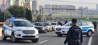 Control policial a las afueras de un núcleo urbano