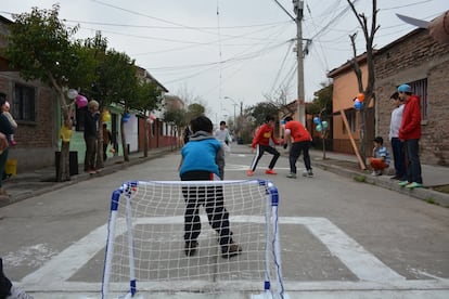 El fútbol es una de las actividades sociales más arraigadas en la población de La Legua. Los domingos Sembrando Comunidad organiza la Escuela Formativa de Fútbol en la cancha Club Deportivo Vasas. A través del deporte se fomentan valores como el respeto y el trabajo en equipo. 