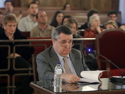 Eduardo Hinojosa, dueño de la tienda Forever Young, declara en el juicio por el <i>caso de trajes</i>.