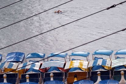 Un hombre nada en el río Hsintien en Taipei, Taiwan. 8 de julio de 2014.