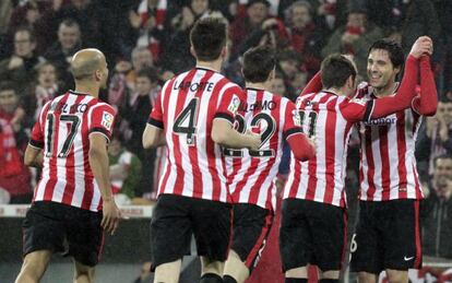 Jugadores del Athletic celebran un gol en San Mamés.