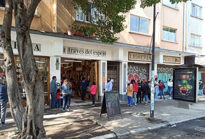 Clientes esperan su turno en la librería A Través del Espejo en Ciudad de México.