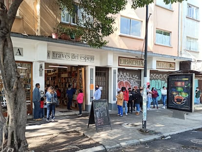 Clientes esperan su turno en la librería A Través del Espejo en Ciudad de México.